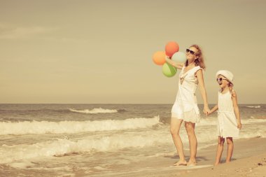 Anne ve kızı da plaj balonlarla oynamayı