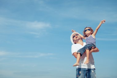 Baba ve oğul plaj gün anda oynamak.