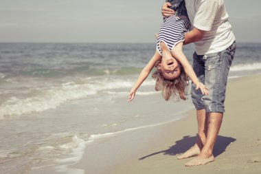 Baba ve oğul plaj gün anda oynamak.