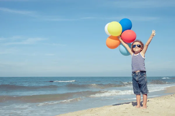 Portrait de petit garçon debout sur la plage le jour — Photo