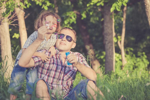 Far och son började spela på park med dagen. — Stockfoto