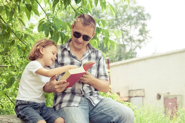 Vader en zoon spelen in het park op het moment van de dag. — Stockfoto