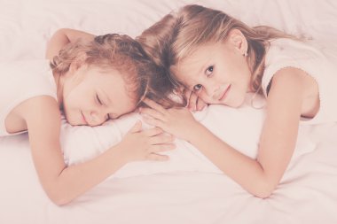 Çok güzel ve evde yatakta yatan kız. 