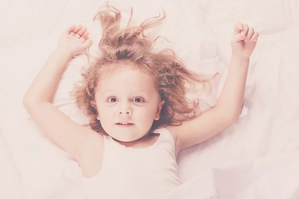 自宅のベッドで横になっている素敵な小さな男の子 — ストック写真