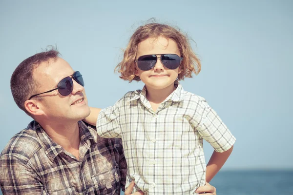 Padre e figlio che giocano sulla spiaggia durante il giorno . — Foto Stock