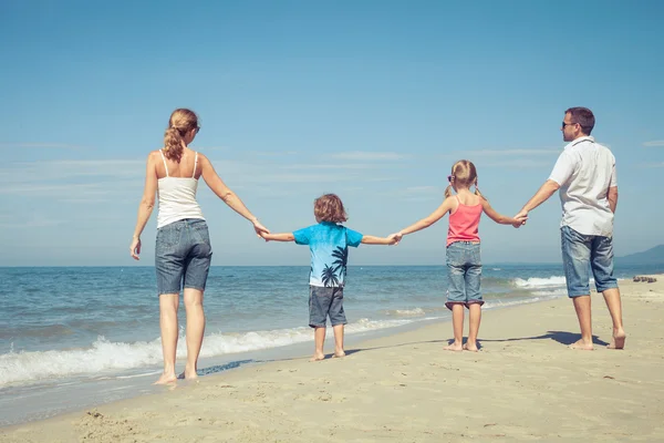 Gün zaman kumsalda mutlu aile ayakta. — Stok fotoğraf