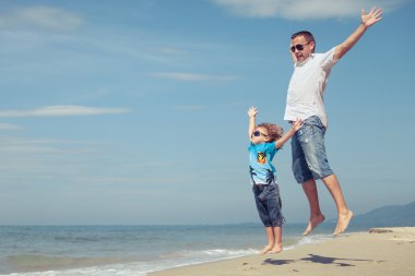 Baba ve oğul plaj gün anda oynamak. 
