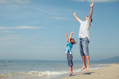 Baba ve oğul plaj gün anda oynamak.