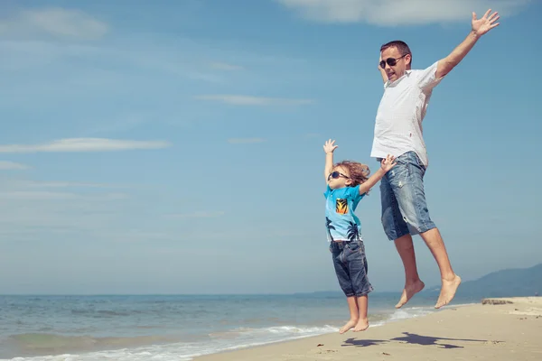 Padre e figlio che giocano sulla spiaggia durante il giorno . — Foto Stock