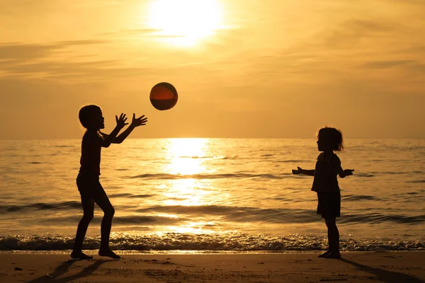 Happy children playing on the beach — Stock Photo, Image