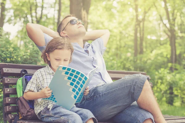 Vader en zoon spelen in het park op het moment van de dag. — Stockfoto