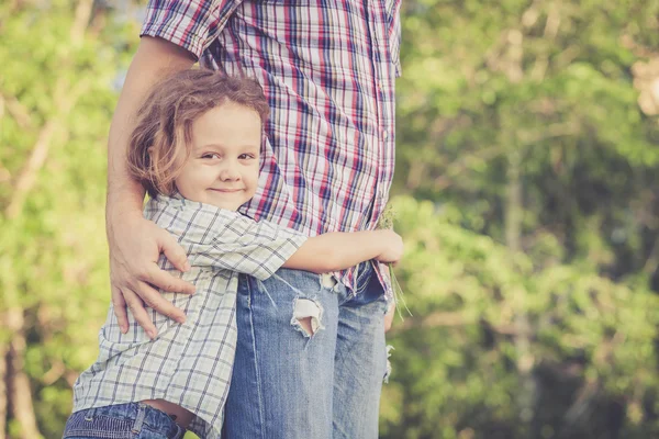 Padre e figlio che giocano al parco durante il giorno . — Foto Stock