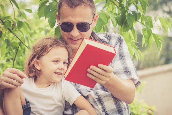 Vader en zoon spelen in het park op het moment van de dag. — Stockfoto