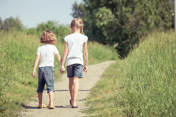 Deux enfants heureux jouant sur la route — Photo