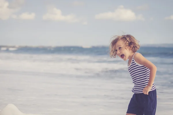 Retrato de niño de pie en la playa — Foto de Stock