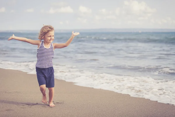 Portrait de petit garçon sautant sur la plage — Photo