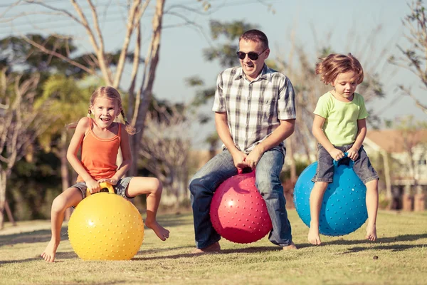 Dad and children playing on the lawn in front of house — Stock Photo, Image