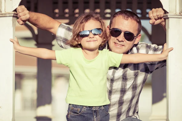 Vater und Sohn spielen tagsüber in der Nähe des Hauses. — Stockfoto