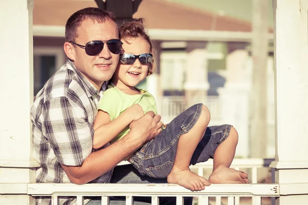 Padre e figlio che giocano vicino alla casa durante il giorno . — Foto Stock