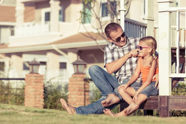 Padre e hija jugando cerca de la casa durante el día . — Foto de Stock