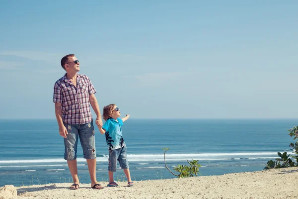 Padre e figlio che giocano sulla spiaggia durante il giorno . — Foto Stock