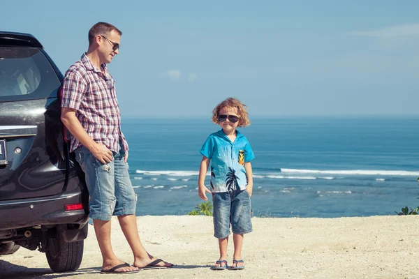 Vater und Sohn spielen tagsüber am Strand. — Stockfoto