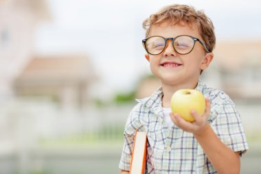 Güzel okul çocuğu, çok mutlu açık havada seyir portresi 