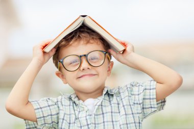 Güzel okul çocuğu, çok mutlu açık havada seyir portresi 