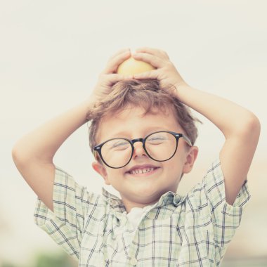 Güzel okul çocuğu, çok mutlu açık havada seyir portresi 