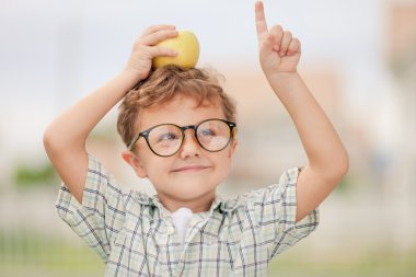 Güzel okul çocuğu, çok mutlu açık havada seyir portresi 