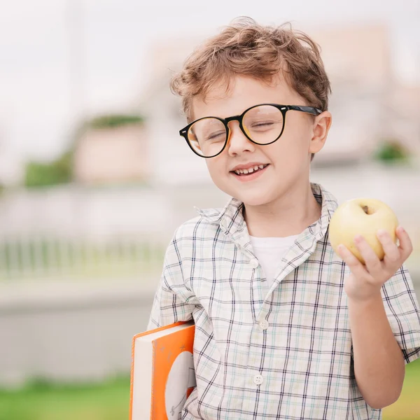 Retrato de menino da escola bonita olhando muito feliz ao ar livre em — Fotografia de Stock