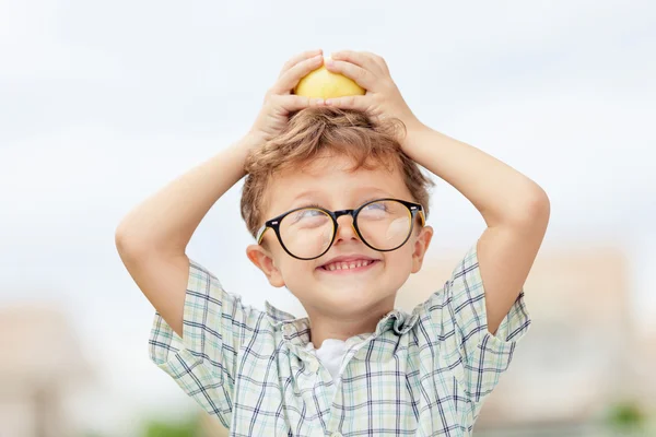 Retrato de niño hermoso de la escuela que mira muy feliz al aire libre en — Foto de Stock