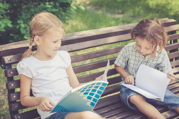 Drei glückliche Kinder spielen im Park — Stockfoto