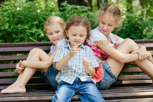 Trois enfants heureux jouant dans le parc — Photo