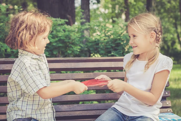 Dos niños felices jugando en el parque — Foto de Stock