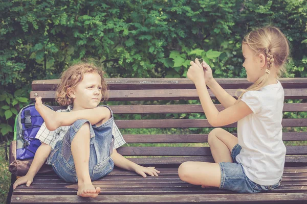 Drie gelukkige kinderen spelen in de park — Stockfoto