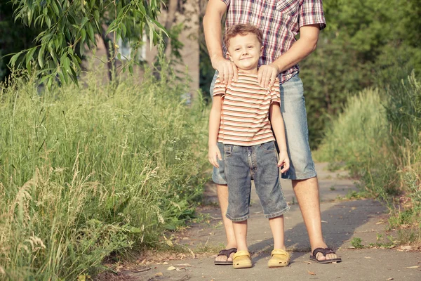 Vater und Sohn spielen tagsüber im Park. — Stockfoto