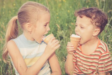 Parkta oynayan iki mutlu çocuk