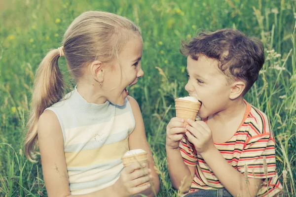 Tre bambini felici che giocano nel parco — Foto Stock