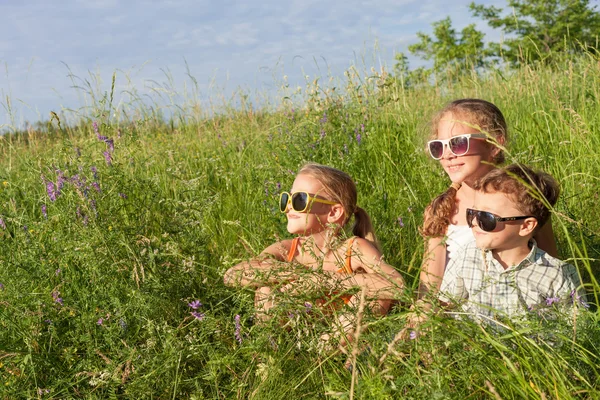 Tre bambini felici che giocano vicino all'albero — Foto Stock