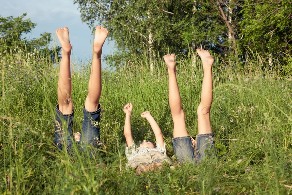 Tři šťastné děti hrají v parku — Stock fotografie