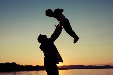 Baba ve oğul Gölü kıyısında oynuyor