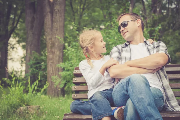 Vader en dochter spelen in het park op het moment van de dag. — Stockfoto