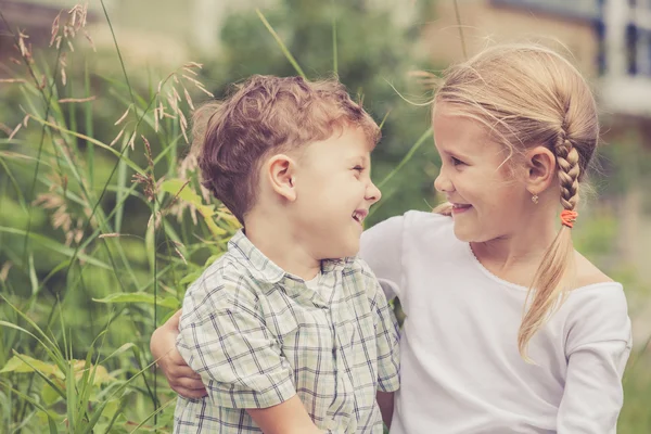 Twee gelukkige kinderen spelen in de park — Stockfoto