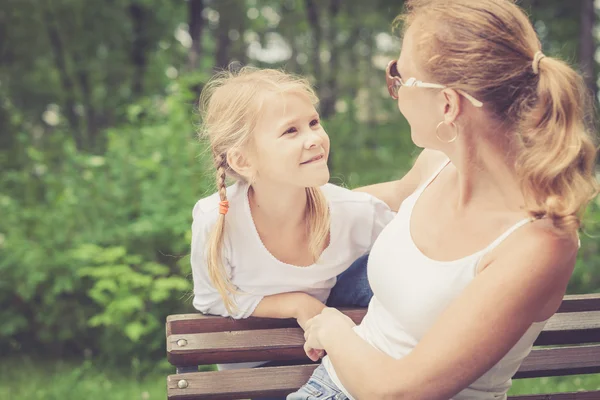 Moeder en dochter spelen in het park op het moment van de dag. — Stockfoto