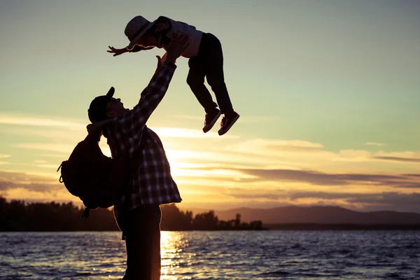 Padre e figlio che giocano sulla costa del lago — Foto Stock