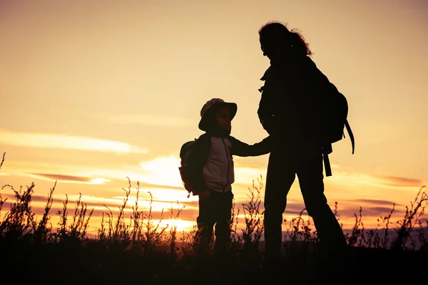 Mother and son playing on the coast of lake — Stock Photo, Image