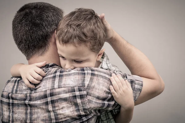 Fils triste étreignant son père — Photo