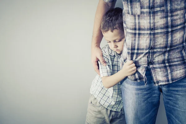 Triste filho abraçando seu pai — Fotografia de Stock