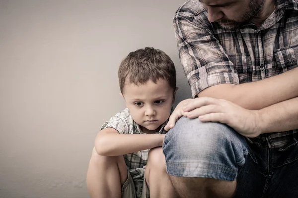 Triste filho abraçando seu pai — Fotografia de Stock